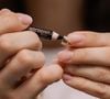 Embora os lápis escuros não sejam os melhores aliados de uma maquiagem com efeito rejuvenescedor, os tons claros podem favorecer bastante o olhar