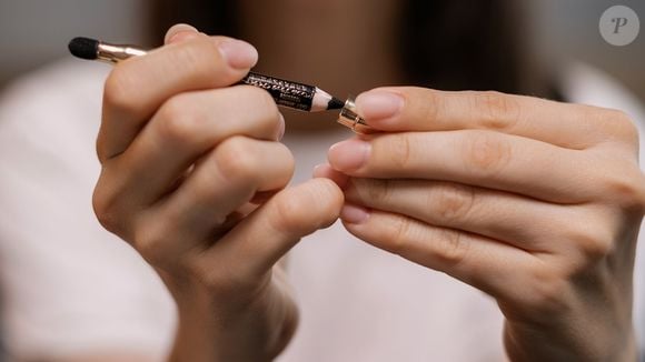 Embora os lápis escuros não sejam os melhores aliados de uma maquiagem com efeito rejuvenescedor, os tons claros podem favorecer bastante o olhar
