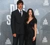 Para a première de "Ponto Sem Retorno", Margaret Qualley, ao lado de Jacob Elordi, combinou um vestido preto decotado com franjas, cabelos escuros soltos e uma das propostas mais inusitadas da coleção Cruise 2027 da Chanel