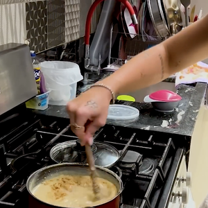 Com a mistura no ponto, acrescente a paçoca e incorpore bem