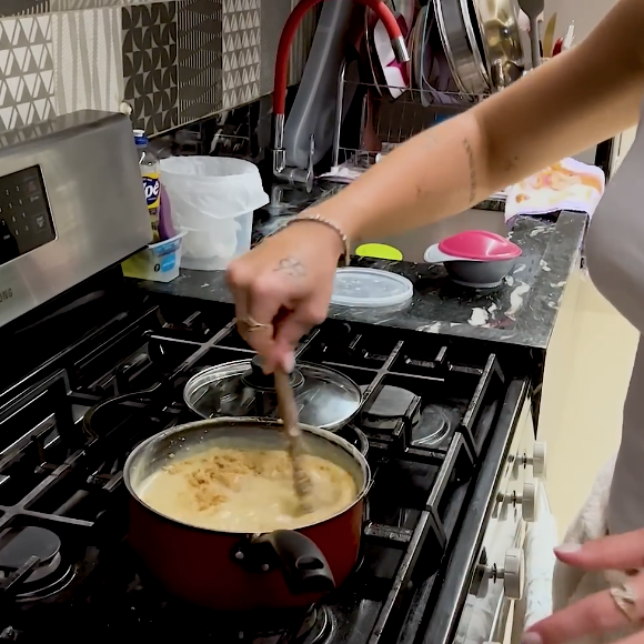 Com a mistura no ponto, acrescente a paçoca e incorpore bem