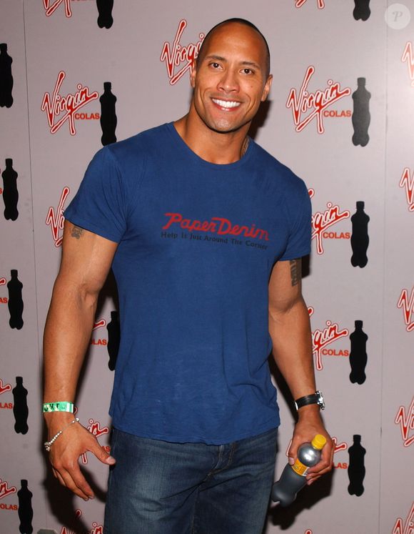 Visual de Dwayne Johnson sempre foi muito parecido e na maioria das vezes ele aparecia careca e sem barba