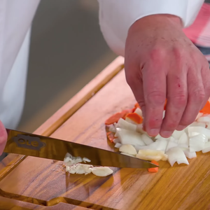 Para fazer o molho, basta picar todos os ingredientes em cubinhos antes de levar à panela