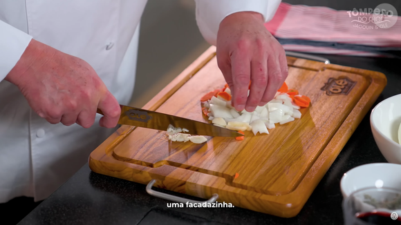 Para fazer o molho, basta picar todos os ingredientes em cubinhos antes de levar à panela