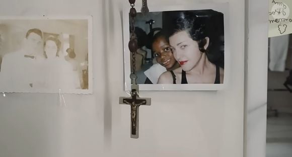 Fotos de família e post-its escritos por sua filha Esther estão entre os itens íntimos da mansão de Madonna em Londres