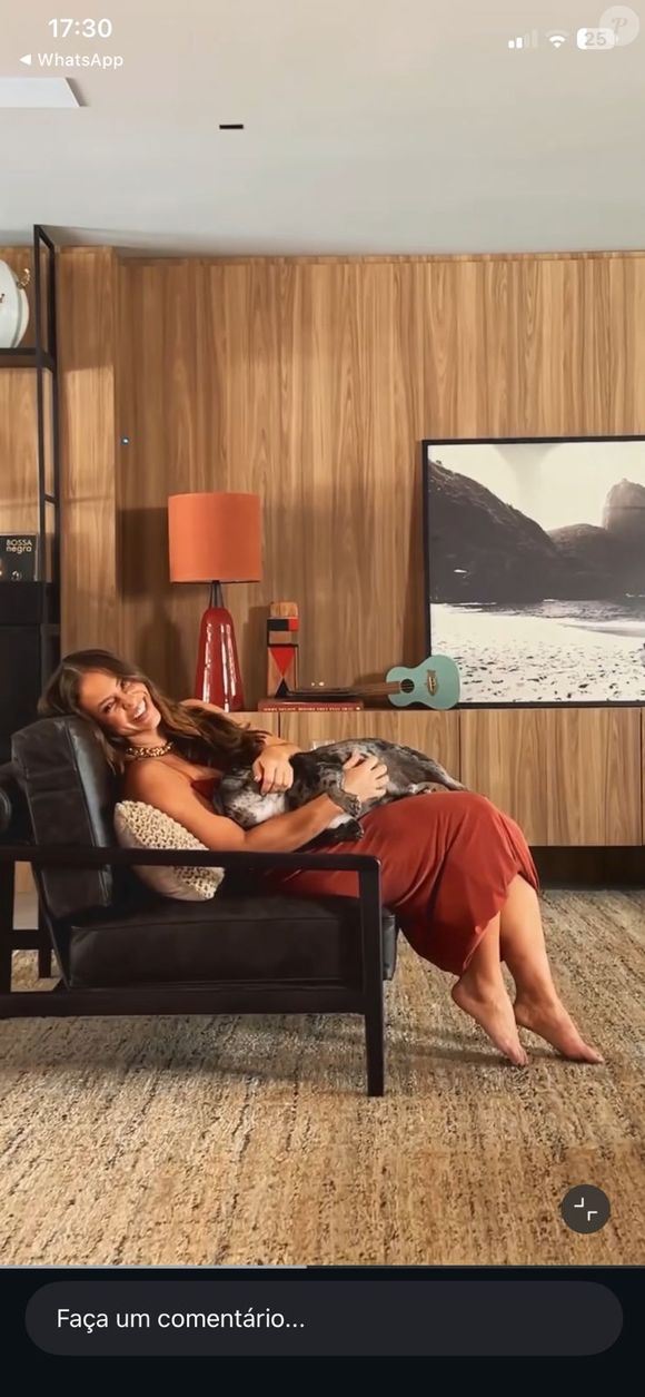 O clima da casa é de aconchego, com tons claros, texturas naturais e obras de artistas contemporâneos