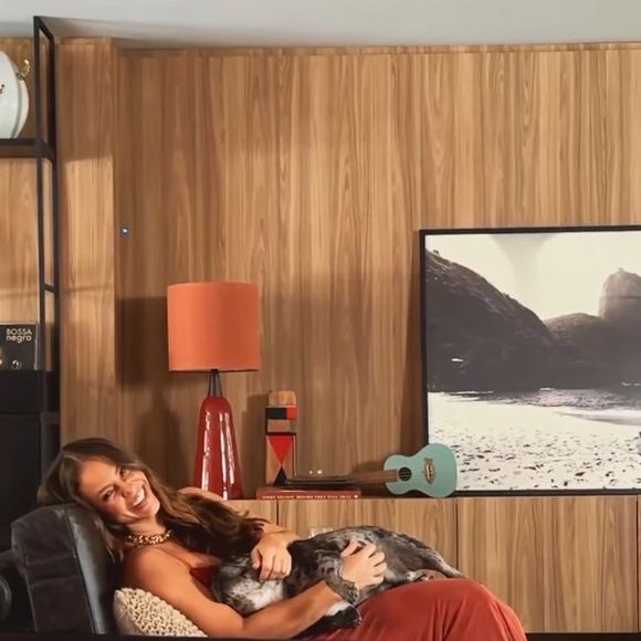 O clima da casa é de aconchego, com tons claros, texturas naturais e obras de artistas contemporâneos