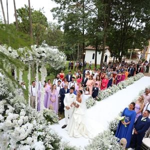 O casamento aconteceu na charmosa Fazenda Santa Bárbara, em Itatiba, no interior de São Paulo, e reuniu 250 pessoas em uma cerimônia ecumênica repleta de significados.
