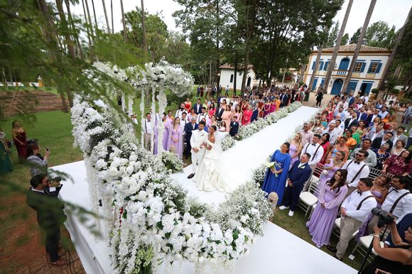 O casamento aconteceu na charmosa Fazenda Santa Bárbara, em Itatiba, no interior de São Paulo, e reuniu 250 pessoas em uma cerimônia ecumênica repleta de significados.
