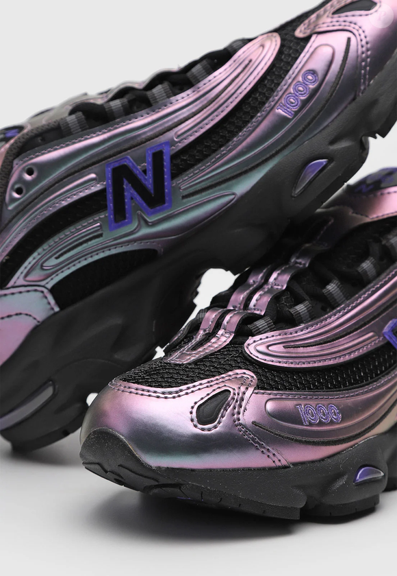 Inspirado na estética 'Y2K', New Balance 1000 ressurge com design tecnológico e conquista espaço no street style