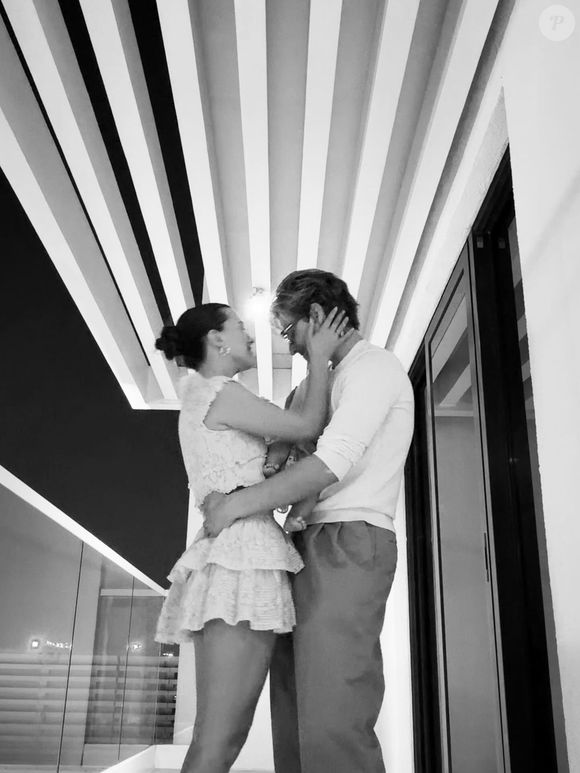 Em 2024, Millie e o marido oficializaram a união em uma cerimônia intimista, voltada apenas para a família