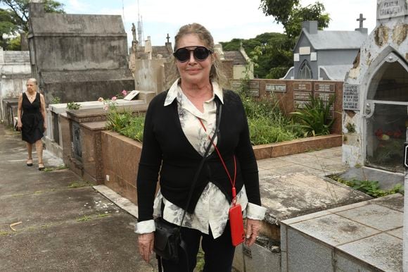 Corpo de Juca de Oliveira foi sepultado diante da viúva, Maria Luisa Faro, em 22 de março de 2026