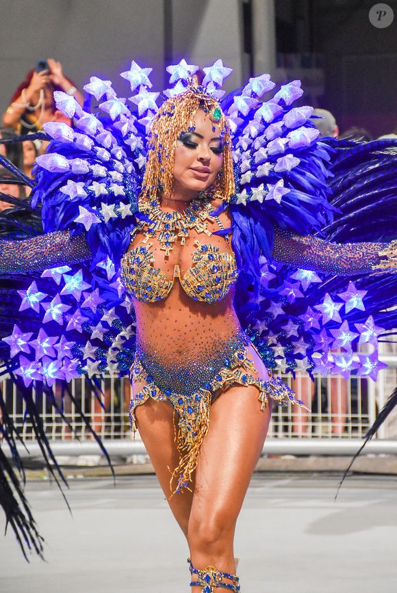 Carnaval 2026: rainha de bateria da Rosas de Ouro, Ana Beatriz Godoi usou pedra de R$ 2 milhões em fantasia