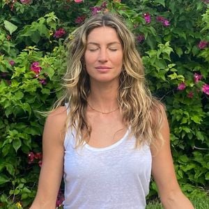 Entre meditação e exercícios ao ar livre, Gisele Bündchen transformou o bem-estar em prioridade na rotina