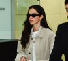 Bruna Marquezine esbanjou elegância no aerolook ao desembarcar no Aeroporto Internacional de Guarulhos, em São Paulo, na manhã desta quinta-feira (06)