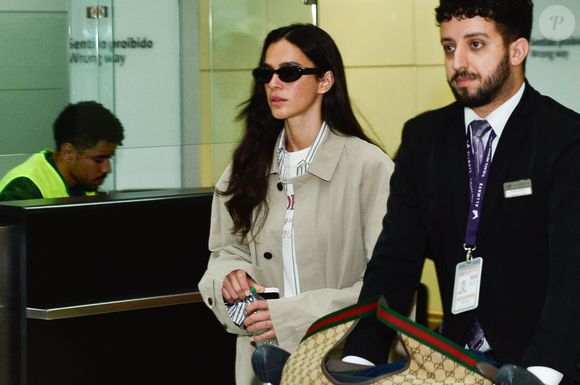 Bruna Marquezine esbanjou elegância no aerolook ao desembarcar no Aeroporto Internacional de Guarulhos, em São Paulo, na manhã desta quinta-feira (06)