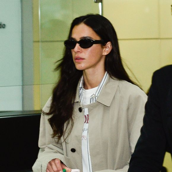 Bruna Marquezine esbanjou elegância no aerolook ao desembarcar no Aeroporto Internacional de Guarulhos, em São Paulo, na manhã desta quinta-feira (06)