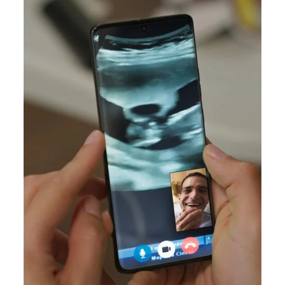 Erro da Globo: Afonso parece mutante com três mãos ao segurar celular com Solange no vídeo