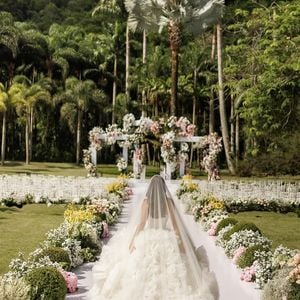 Vestido de noiva de Larissa Manoela traz um véu gigantesco