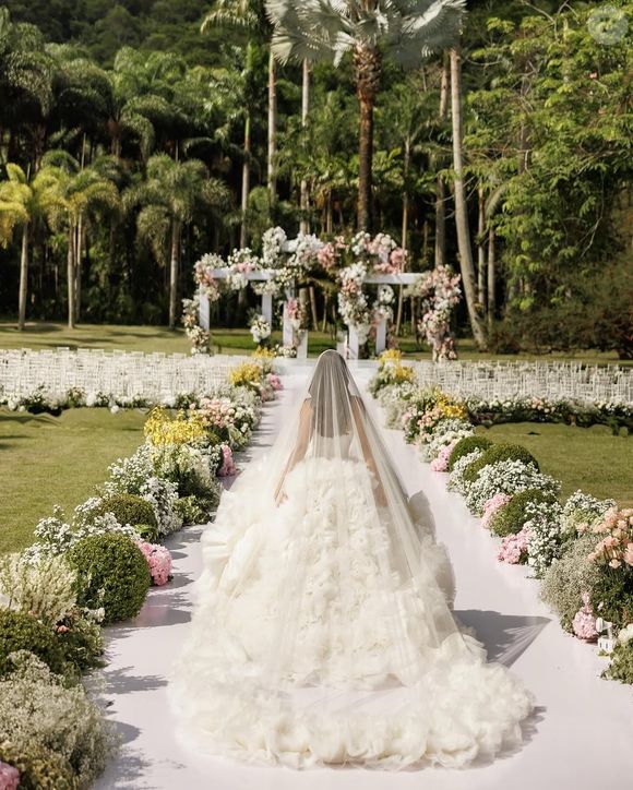 Vestido de noiva de Larissa Manoela traz um véu gigantesco