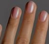 A manicure simples e sofisticada com unhas peroladas 2026 escolhida pelas convidadas e noivas em casamentos