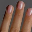 A manicure simples e sofisticada com unhas peroladas 2026 escolhida pelas convidadas e noivas em casamentos