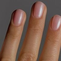 A manicure simples e sofisticada com unhas peroladas 2026 escolhida pelas convidadas e noivas em casamentos