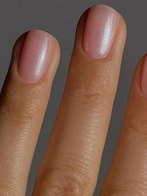 A manicure simples e sofisticada com unhas peroladas 2026 escolhida pelas convidadas e noivas em casamentos