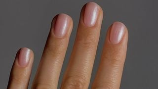 A manicure simples e sofisticada com unhas peroladas 2026 escolhida pelas convidadas e noivas em casamentos
