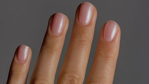 A manicure simples e sofisticada com unhas peroladas 2026 escolhida pelas convidadas e noivas em casamentos