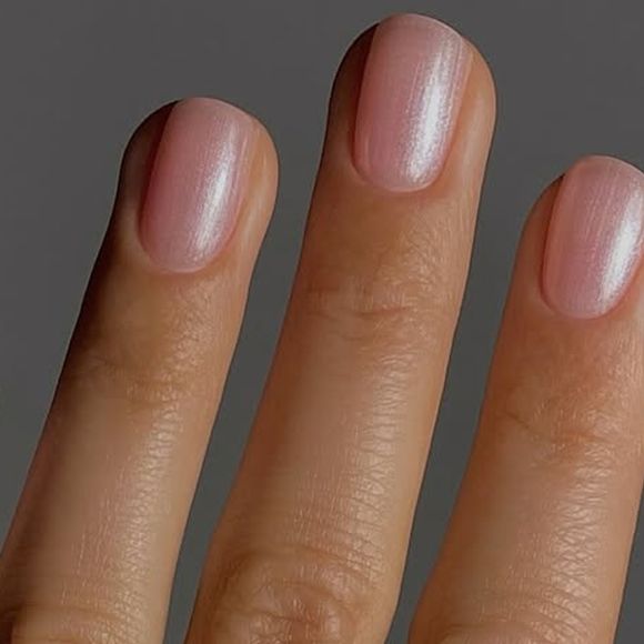 A manicure simples e sofisticada com unhas peroladas 2026 escolhida pelas convidadas e noivas em casamentos