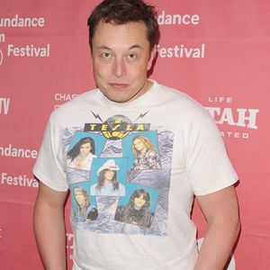 2015: outra aparição de Elon Musk de forma rara, usando apenas uma camiseta