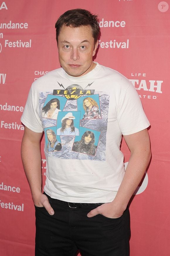 2015: outra aparição de Elon Musk de forma rara, usando apenas uma camiseta