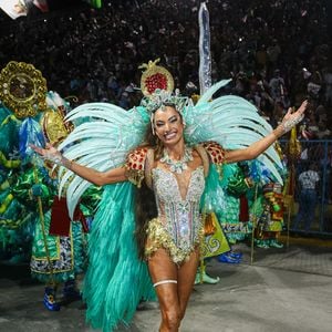 Patrícia Poeta fez sua estreia desfilando na Marquês de Sapucaí.