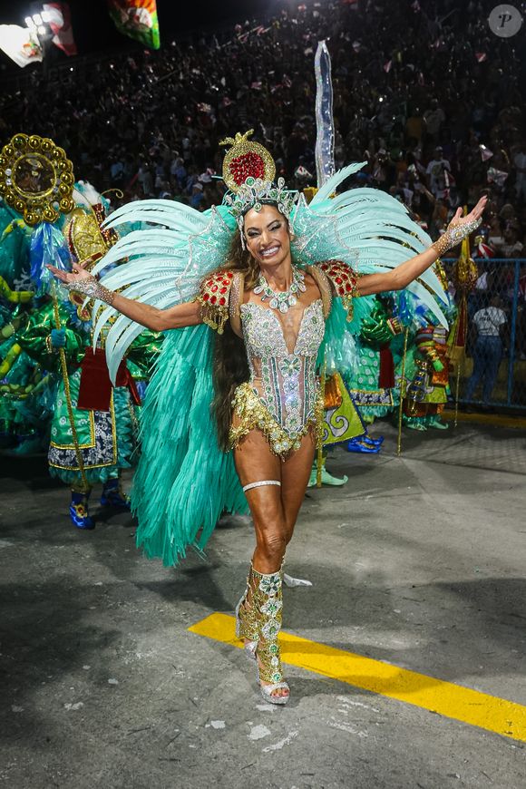 Patrícia Poeta fez sua estreia desfilando na Marquês de Sapucaí.