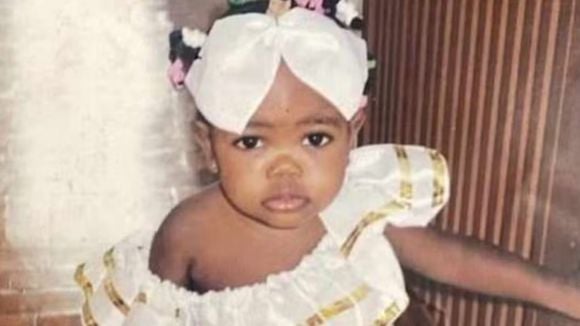Nascida em 1998, essa menina bochechuda com laço branco no cabelo jamais imaginou que seria estrela de novela da Globo. Reconhece?