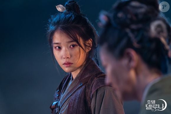 A chefe do 'Hotel Del Luna' é Jang Man-wol, interpretada por IU, uma mulher condenada por erros do passado