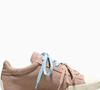 Em tom marrom pastel, o novo Chuck Taylor Lo Seasonal Leather aposta em uma proposta boho chic e chega como uma opção sofisticada para atualizar os looks de outono
