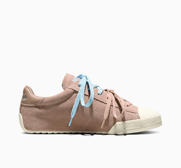 Em tom marrom pastel, o novo Chuck Taylor Lo Seasonal Leather aposta em uma proposta boho chic e chega como uma opção sofisticada para atualizar os looks de outono
