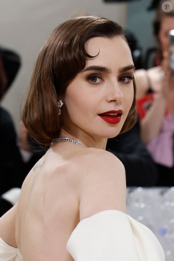 Lily Collins anuncia nascimento da filha por barriga de aluguel e agradece à gestante