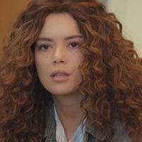 Hoje em 'Força de Mulher' (18 de junho): Sirin surta com desconfiança sobre a morte de Sarp e, furiosa, desconta raiva nas crianças