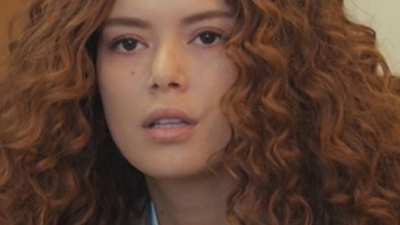 Hoje em 'Força de Mulher' (18 de junho): Sirin surta com desconfiança sobre a morte de Sarp e, furiosa, desconta raiva nas crianças