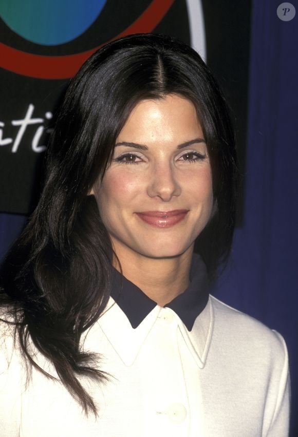 Nos anos 90, Sandra Bullock já impressionava por sua beleza única e surreal