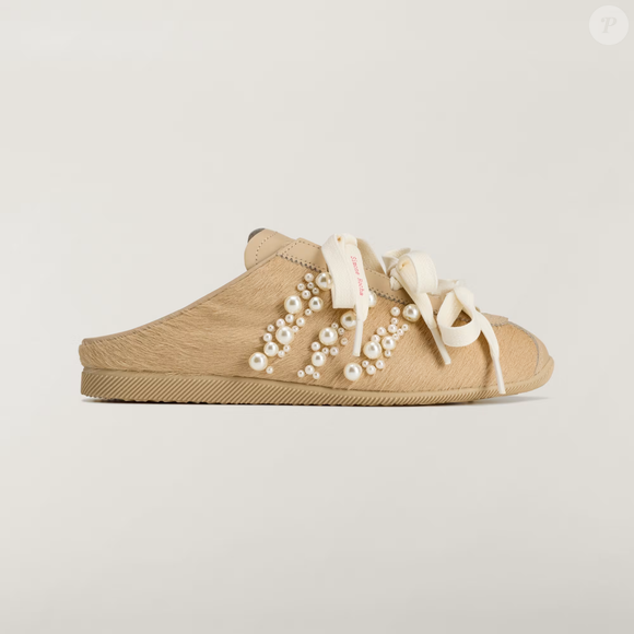 O Slip-on Simone Rocha Japan, parceria entre Adidas e Simone Rocha, aposta em pérolas, laços de cetim e cabedal texturizado para unir sofisticação e praticidade
