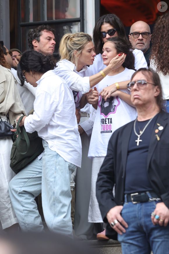 Após velório de Preta Gil, Carolina Dieckmmann consola Sol de Maria, neta de Preta Gil, após velório da cantora