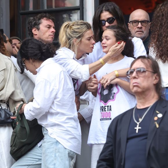 Após velório de Preta Gil, Carolina Dieckmmann consola Sol de Maria, neta de Preta Gil, após velório da cantora