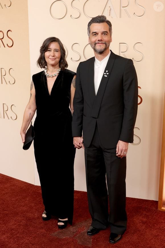 Wagner Moura cruzou o tapete vermelho do Oscar 2026 acompanhado pela esposa