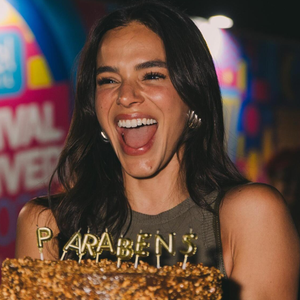 Bruna Marquezine presenteia convidados de sua festa de 30 anos com kit de mimos para ser consumido só após a celebração luxuosa. Saiba o que é!