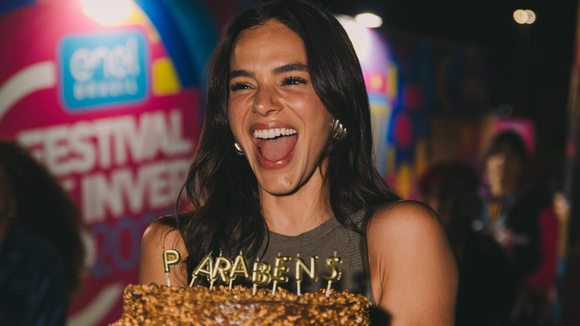 Bruna Marquezine presenteia convidados de sua festa de 30 anos com kit de mimos para ser consumido só após a celebração luxuosa. Saiba o que é!