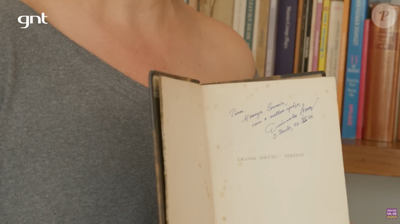 Tesouro literário raríssimo! A atriz Isabel Teixeira revelou possuir em casa edições históricas de obras de Guimarães Rosa, com autógrafos feitos especialmente para seu avô, incluindo exemplares de clássicos da literatura brasileira, relíquias que emocionam os fãs de arte